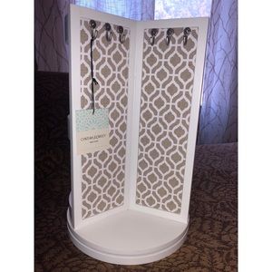 Rotating jewelry holder